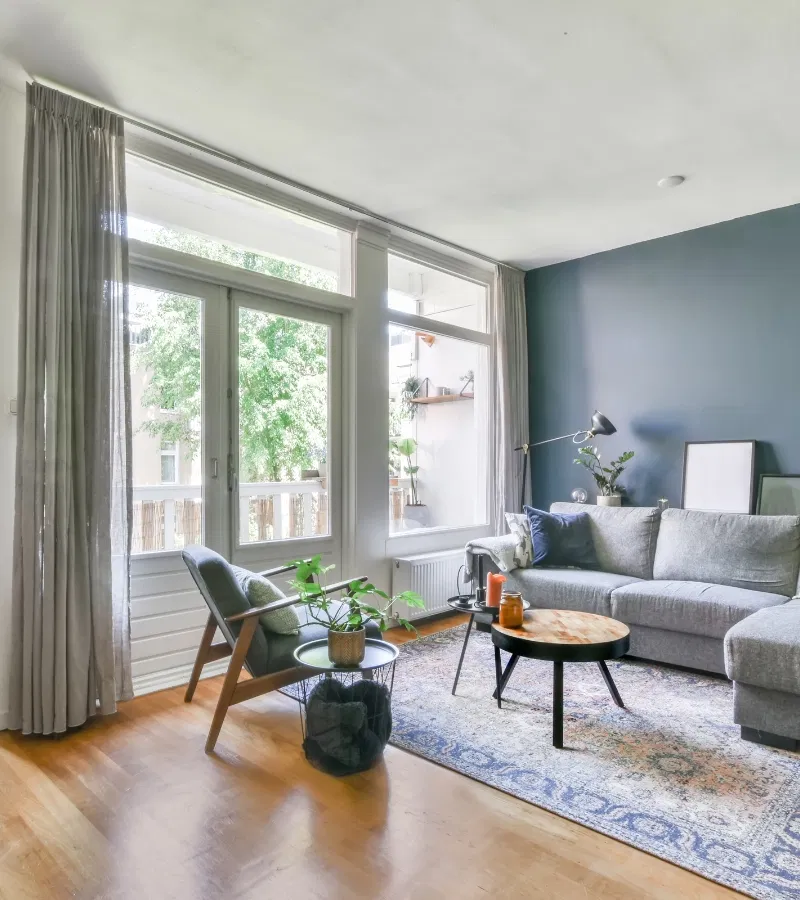 Well-maintained Aurent property living room